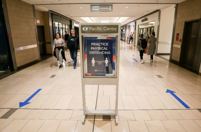 캐나다 벤쿠버에 위치한 퍼시픽 센터 쇼핑몰에 코로나19 감염을 막기 위한 사회적 거리를 강조하는 표지판이 서있다. 사진=뉴시스
