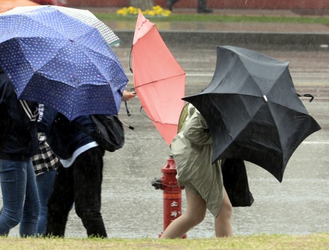 일요일인 17일은 서울, 경기북부, 강원 북부에 돌풍과 천둥·번개를 동반한 비가 올 것으로 예보됐다.