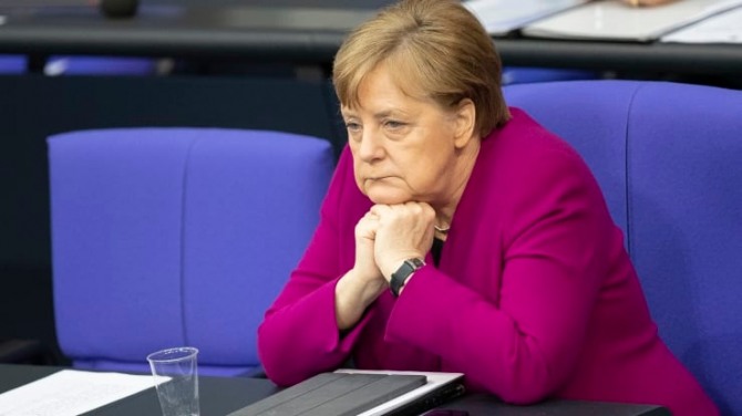 앙겔라 메르켈 독일 총리가 4월23일 독일 의회에 앉아 깊은 생각에 잠겨있다. 당시 앙겔라 총리는 독일은 코로나19 초입 단계인 만큼 코로나19와 오랫 동안 살아야 한다고 답변했다. 사진=CNBC