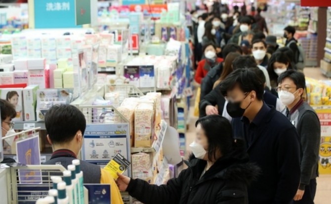 지난 2월 코로나19 확산 속 서울 시내의 한 대형마트에서 시민들이 입고된 마스크를 구매하기 위해 줄을 서고 있다. 사진=뉴시스