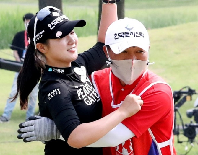  박현경이 17일 오후 경기도 양주 레이크우드 컨트리클럽에서 열린 '제42회 KLPGA 챔피언십' 마지막 라운드에서 우승을 차지한 뒤 캐디이자 아버지 박세수씨와 포옹하고 있다. 사진=뉴시스