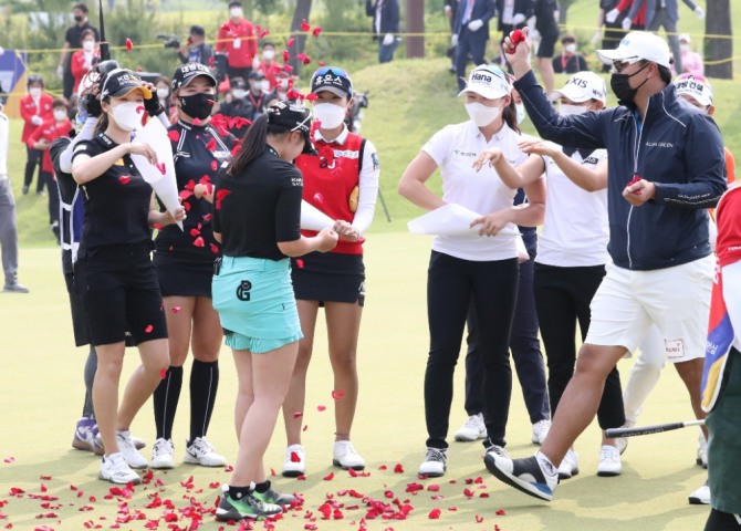 박현경이 17일 오후 경기도 양주 레이크우드 컨트리클럽에서 열린 '제42회 KLPGA 챔피언십' 마지막 라운드 18번 홀에서 우승을 차지한 뒤 참가 선수들의 축하를 받고 있다.사진=뉴시스