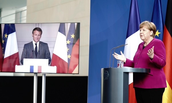 앙겔라 메르켈 독일 총리(오른쪽)가 18일(현지시간) 베를린에서 에마뉘엘 마크롱 프랑스 대통령과 화상으로 공동 기자회견을 진행하고 있다. 베를린=AP/뉴시스