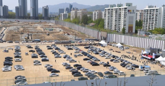 지난달 28일 서울 강남구 개포주공1단지 아파트 용지에서 '드라이브 인' 방식으로 개포주공1단지 조합원 총회가 열리고 있다. 사진=뉴시스