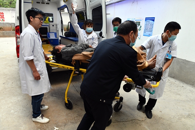 18일(현지시간) 중국 남서부 윈난성 자오퉁시 차오자 현 부근에서 규모 5.0의 지진이 발생해 19일 의료진이 부상자를 이송하고 있다.  사진=뉴시스