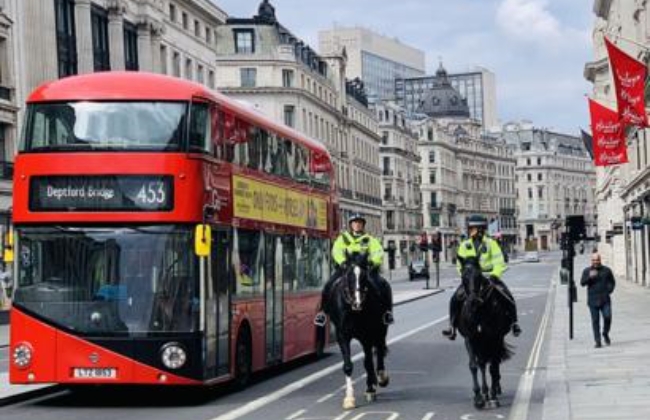 코로나19로 인한 봉쇄조치가 속속 해제되면서 대중교통 출‧퇴근자들의 불안감이 높아지고 있다. 사진은 영국 대중교통의 상징인 이층버스.