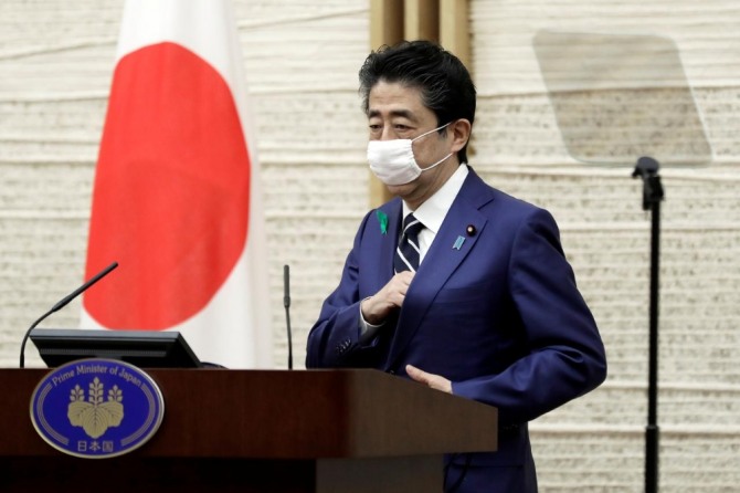 일본 여론조사에서 아베 신조 총리(사진) 정부가 코로나19 감염 확산 문제에 대해 “지도력을 제대로 발휘하지 못하고 있다”는 응답이 55%에 이른 것으로 나타났다.사진=로이터