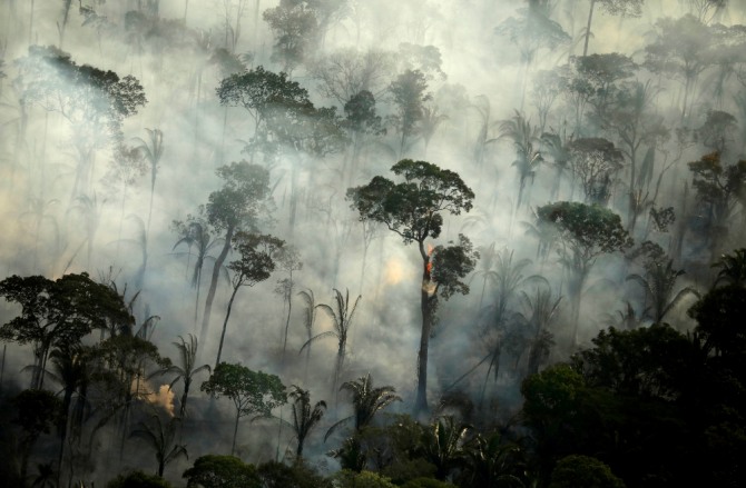 기후변화로 인해 아마존 산불이 걷잡을 수 없이 확산되고 있다. 기후변화가 전 세계 31조달러 규모의 국채시장을 흔들고 있는 것으로 나타났다. 사진=로이터