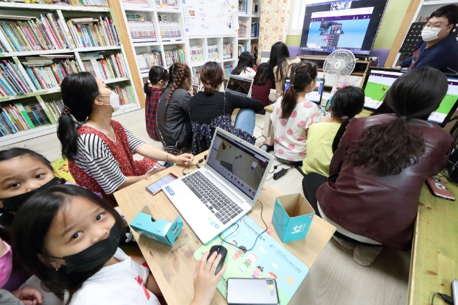 지난 19일 서대전 지역아동센터 아이들이 KT 화상회의 시스템을 통해 KT IT서포터즈가 진행하는‘VR 콘텐츠 제작하기’체험형 수업에 참여하고 있다.사진=KT