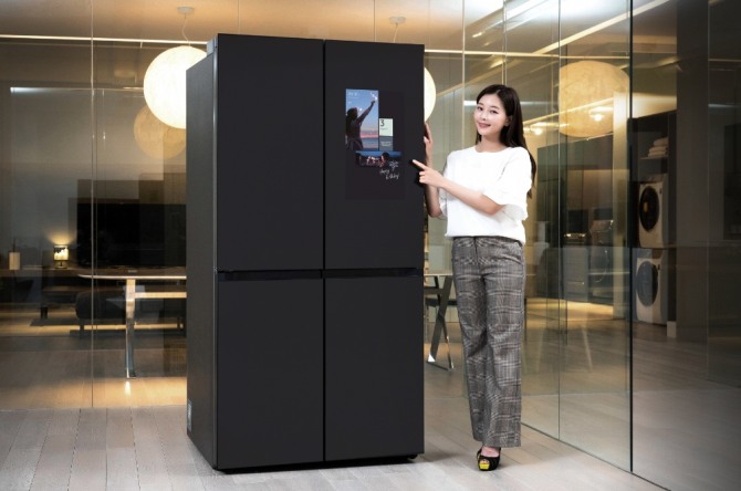 삼성전자 모델이 20일 수원 삼성전자 디지털시티 프리미엄하우스에서 패밀리허브가 적용된 비스포크 냉장고 신제품을 소개하고 있다. 사진=삼성전자 제공