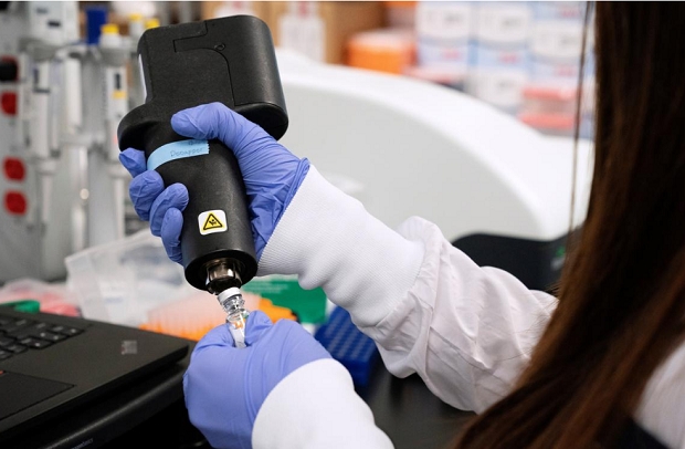 미국 캘리포니아주 샌디에고에서 한 연구원이 코로나19 백신관련 시험을 하고 있는 모습. 사진=로이터