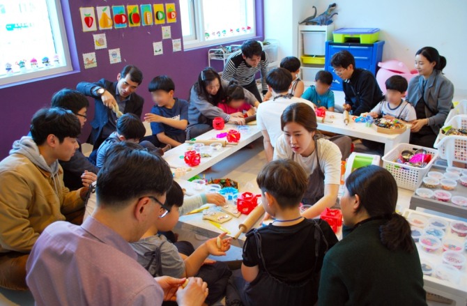 삼천리 임직원들이 지난해 장애아동들과 함께 체험활동에 참여하고 있다. 사진=삼천리