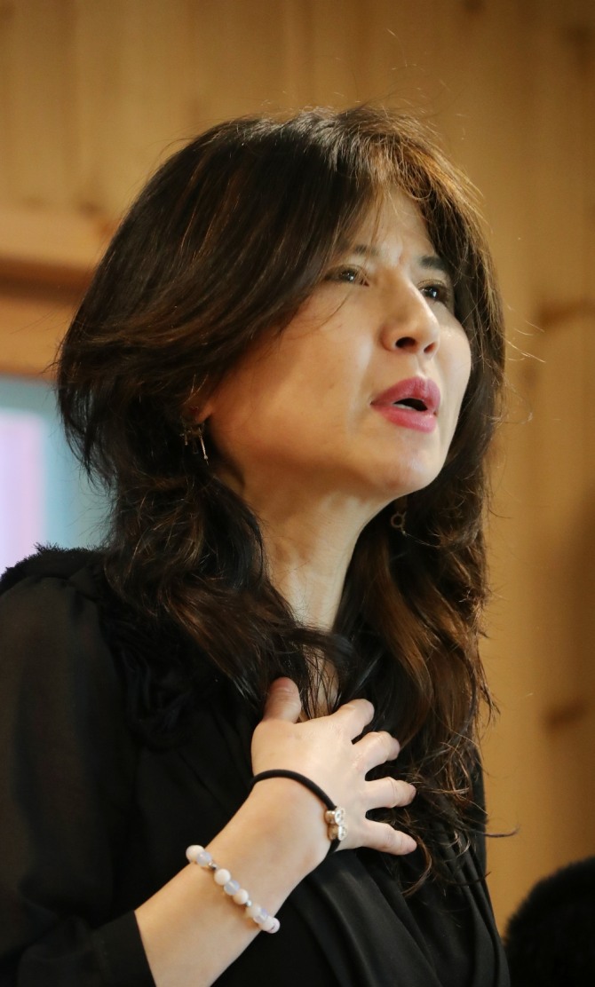  고 곽예남 할머니가 2018년 8월에 입양, 수양딸이 된 이민주씨가 전북 전주시 자택에서 기자회견을 열고 곽예남 할머니의 장례식과 자신의 논란에 대해 밝히고 있다.  뉴시스 