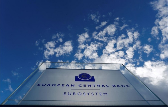 독일 프랑크푸르트에 있는 유럽중앙은행(ECB)의 간판. 유럽중앙은행, 스위스, 덴마크, 스웨덴 등 유럽 각 중앙은행들이 마이너스 금리를 도입하고 있다. 사진=로이터