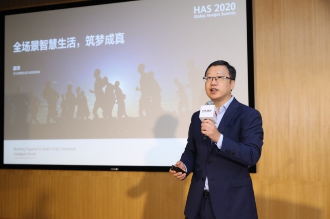샤오 양(Shao Yang) 화웨이 컨슈머비즈니스그룹 최고전략책임자(CSO)가 발표하고 있다. 사진=화웨이