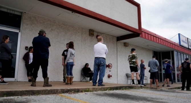 지난달  6일 미국 아칸소주 페이엣빌에서 실직한 시민들이 실업급여 수당을 신청하기 위해 줄 서 있다. 사진=로이터