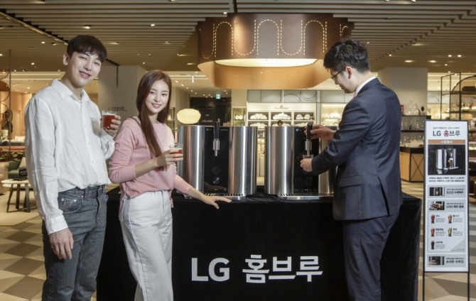 LG전자 모델들이 지난 15일 신세계백화점 명동본점에서  프리미엄 캡슐맥주제조기 ‘LG 홈브루(LG HomeBrew)’에서 갓 뽑아낸 수제맥주를 시음하는 이벤트를 LG 베스트샵과 백화점 등에서 진행하고 있다. 사진=LG전자 제공