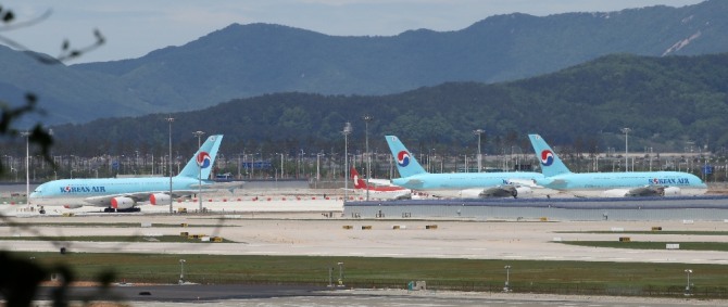 19일 인천국제공항 주기장에 이륙 준비를 하고 있는 대한항공 여객기들이 보이고 있다. 사진=뉴시스