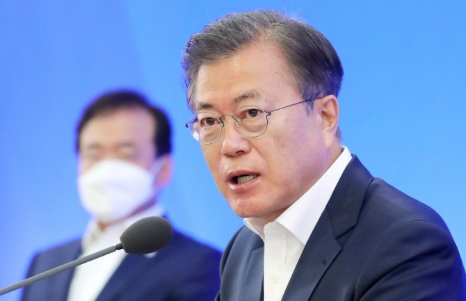 문재인 대통령이 21일 한국무역협회에서 열린 ‘위기극복을 위한 주요 산업계 간담회’에서 발언하고 있다. 뉴시스