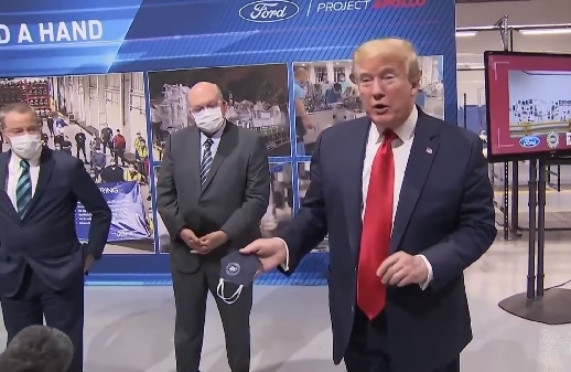 미국 트럼프 대통령이 21일(현지시각) 미시건주 포드사 공장을 방문해 마스크를 손에 들고 취재진에게 설명하고 있다. 출처=NBC 방송 영상 갈무리