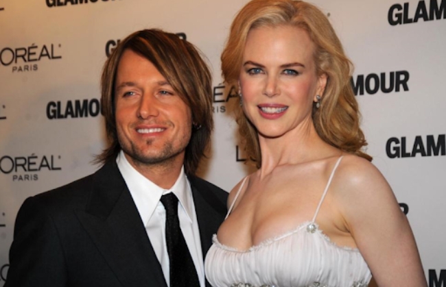 니콜 키드먼(오른쪽)의 남편 키스 어번(왼쪽)이 의료종사자들을 위한 드라이브인 무료 콘서트를 기획해 많은 팬들의 찬사를 받고 있다.