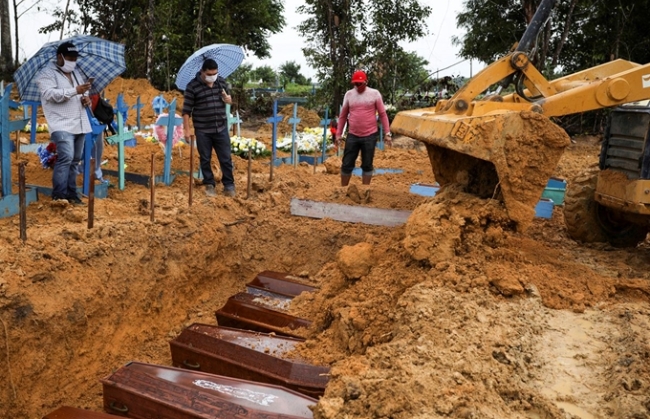 브라질 아마조나스주 마나우스의 한 공원묘지에서 사람들이 코로나19 사망자들을 단체로 매장하고 있다. 