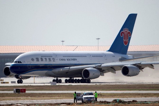 중국 남방항공 여객기가 베이징 외곽 다싱 신공항 활주로에 착륙하고 있다. AP/뉴시스