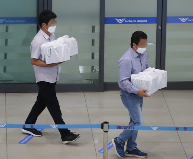 히말라야 안나푸르나에서 눈사태로 실종됐던 교사 네 명의 유해가 23일 인천공항 제1터미널을 통해 운구되고 있다. 시진=뉴시스