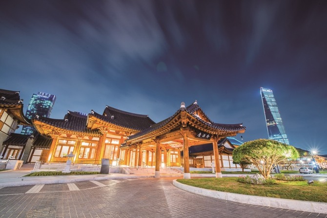 개관 5주년을 맞은 경원재 앰배서더 인천이 '한국 속의 작은 한국'으로 자리 잡으며 한옥호텔의 표준을 만들어 나가고 있다. 사진=경원재 앰배서더 인천
