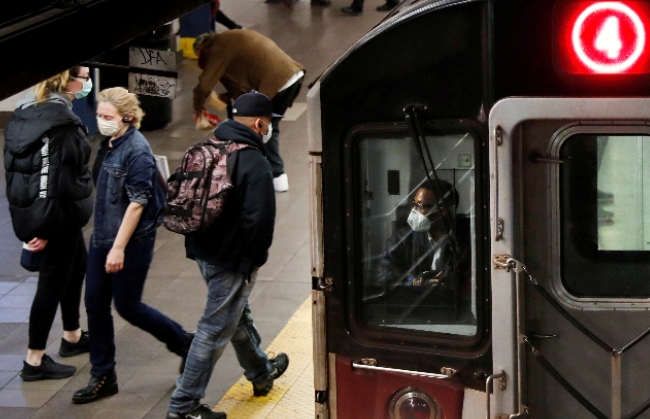 코로나19 감염자 증가 폭이 꺾이면서 다시 활기를 띠고 있는 뉴욕의 지하철과 승객들.