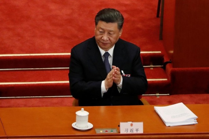 시진핑 중국 국가주석이 22일(현지시간) 베이징에서 열린 전국인민대표대회 개회식에 참석해 박수를 치고 있다. 사진=로이터