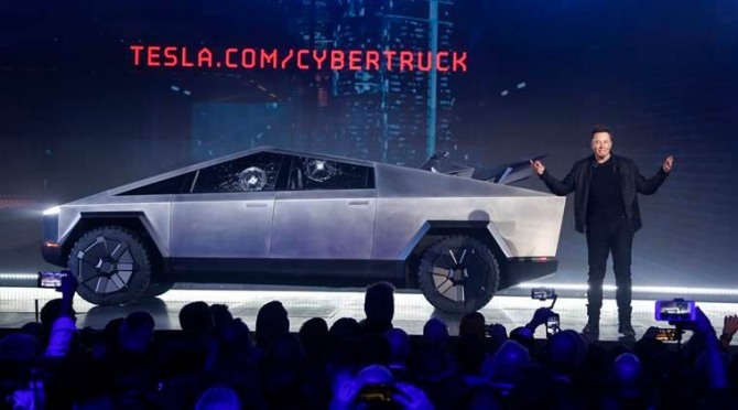 일론 머스크 테슬라 CEO가 지난해 11월 21일(현지시간) 미국 캘리포니아주 호손에 있는 테슬라디자인스튜디오에서 사이버트럭 시제품을 처음으로 공개하고 있다. 사진=로이터