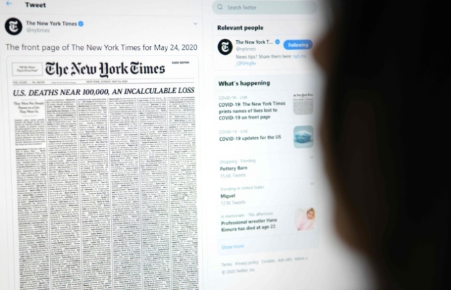 뉴욕타임스가 SNS를 통해 공개한 현지시간 24일자 1면을 독자가 보고 있다.