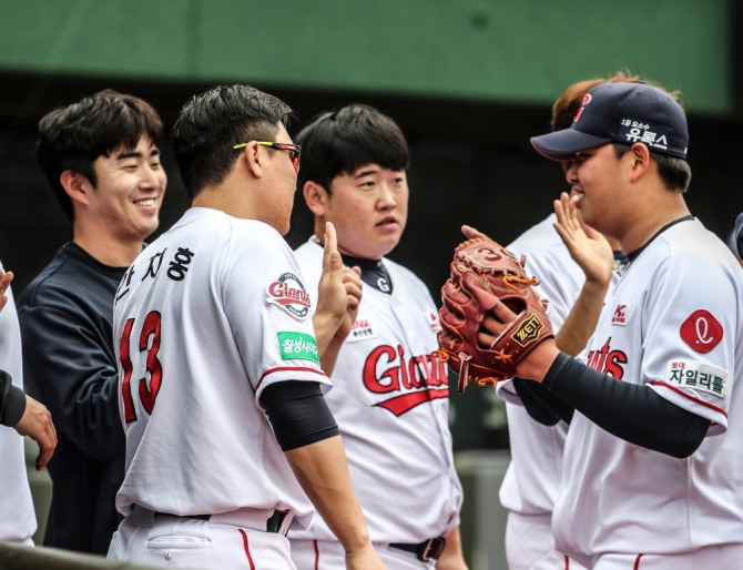  24일 오후 부산 사직구장에서 열린 프로야구 키움- 롯데 경기. 6회까지 무실점으로 역투한 롯데 선발투수 서준원이 더그아웃에서 동료들로부터 축하를 받고 있다.사진=연합뉴스