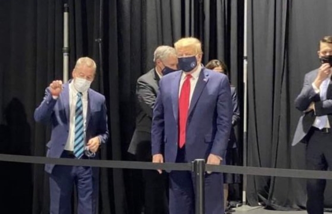 현지시간 21일 미시간주 포드 자동차 공장을 시찰한 도널드 트럼프 미국 대통령이 마스크를 착용한 모습이 카메라에 포착됐다. 하지만 공장 내부에서는 여전히 마스크를 쓰지 않은 것으로 알려지면서 거센 비판에 직면하고 있다.