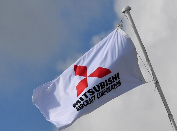 지난 2018년 영국 판버러에서 열린 국제에어쇼에서 게양된 미쓰비시항공기 깃발. 사진=로이터