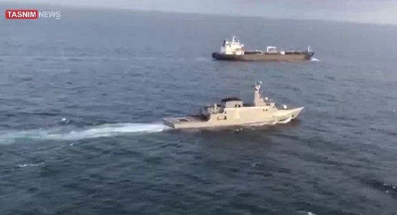 베네수엘라 해군 함정(아래쪽) 호위를 받으며 베네수엘라 영해로 진입하고 있는 이란 유조선 포춘호. 사진=이란 타스님뉴스