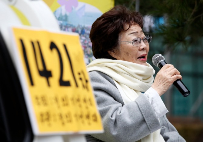 일본군위안부 피해자 이용수 할머니가 서울 종로구 옛 주한일본대사관 앞에서 열린 제1421차 일본군 성노예제 문제 해결을 위한 정기 수요집회에서 발언을 하고 있다.사진=뉴시스