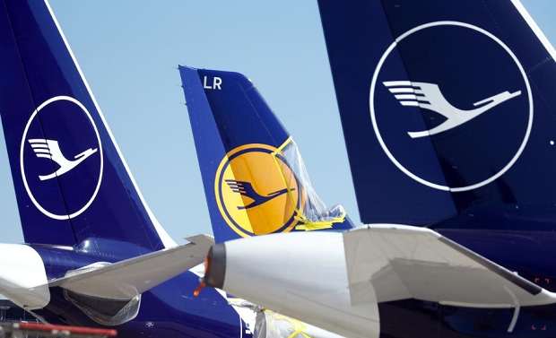독일의 최대 항공사이며 세계 6위를 기록하고 있는 루프트한자(Deutsche Lufthansa AG)가 급격한 수익 감소로 인해 사상 최악의 분기 영업손실인 17억 유로(약 2조 3914억 원)을 기록했다고 로이터 통신이 6일(현지시각) 보도했다. 사진=로이터
