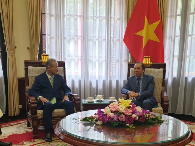 임성남 대사(왼쪽)가 지난 2월 베트남 하노이에서 응웬 꿕 중(Nguyen Quoc Dung) 베트남 외교차관을 면담하고 있다. 사진=주아세안대한민국대표부 