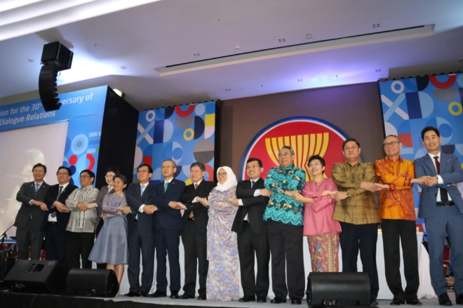 임성남 대사(왼쪽 7번째)가 2019년 11월 인도네시아 자카르타에 있는 아세안 사무국에서 개최된 한-아세안 대화관계수립 30주년 기념 리셉션에서 각국 아세안대표부대사와 함께 기념사진을 찍고 있다. 사진=주아세안대한민국대표부 