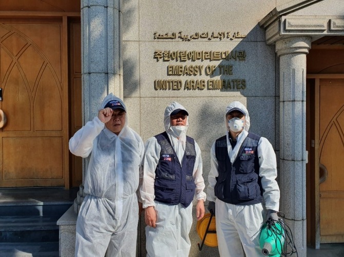 나투어카슨제약 직원들이 코로나19 방역을 위해 주한 아랍에미리트대사관에 출동해 천연살충제 방역 서비스를 펼쳤다. 사진=나투어카슨제약