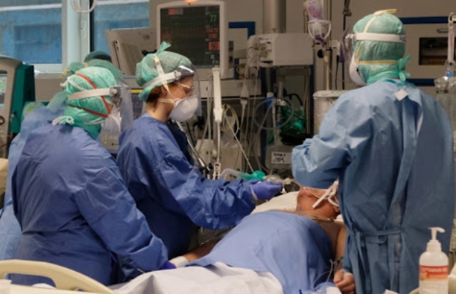 사진은 이탈리아 북부 롬바르디아주 도시 브레시아의 한 병원 집중치료실에서 의사들이 코로나19 중증 환자를 치료하고 있는 모습.