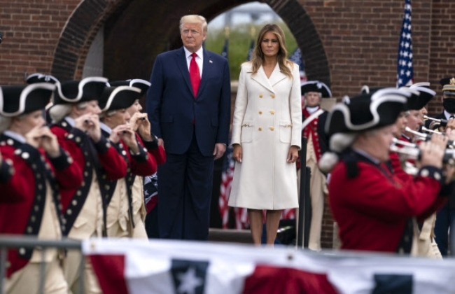 트럼프 미국 대통령과 부인 멜라니아 여사가 마스크도 안 쓰고 25일(현지시간) 볼티모어주 맥헨리 요새에서 거행된 메모리얼 데이 기념행사에 참석하고 있다.