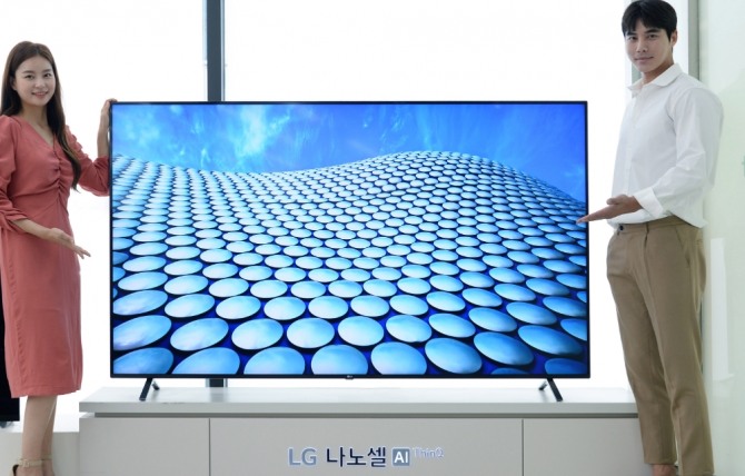 LG전자가 65형 화면에 8K 해상도를 구현한 나노셀 TV 신제품 2종을 출시한다. LG 나노셀 TV는 약 1나노미터 크기 입자를 활용해 색 표현력을 높이는 기술이 적용됐다. 모델들이 나노셀 TV를 소개하고 있다. 사진=LG전자 제공