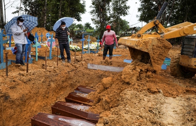 브라질 아마조나스주 마나우스의 한 공원 묘지에서 사람들이 코로나19 사망자들을 단체로 묻고 있다.