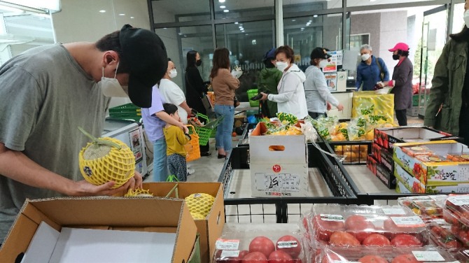 25일 경기도 김포시 한강센트럴자이아파트에서 열린 로컬푸드 직거래장터에서 주민들이 농산물을 구매하고 있다. 사진=농협중앙회