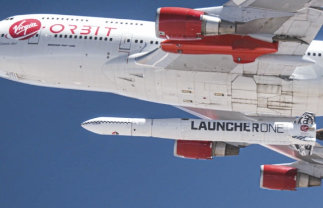 지난해 7월 버진 오빗의 항공기가 로켓 발사체 ‘론처 원’을 장착한 채 비행하고 있다. [사진 제공=Virgin Orbit]