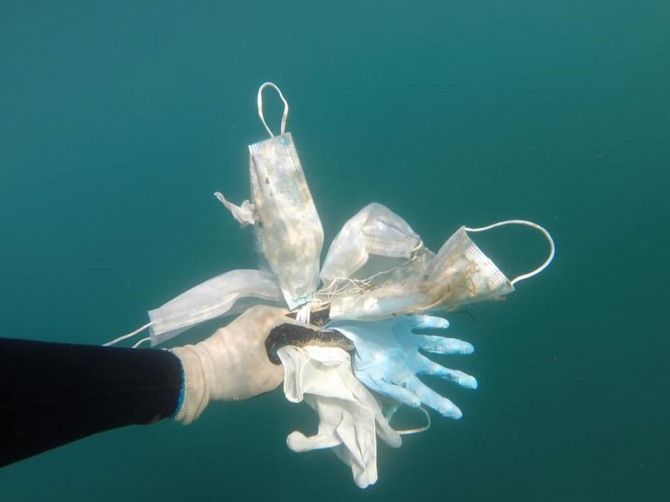 프랑스 비정부 환경단체 '깨끗한 바다 작전'이 지중해에서 수거한 마스크와 일회용 장갑. 뉴시스