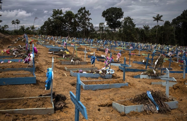 브라질 아마조나스주 마나우스시의 한 묘지에 코로나19 사망자들의 무덤이 넓게 퍼져 있다.